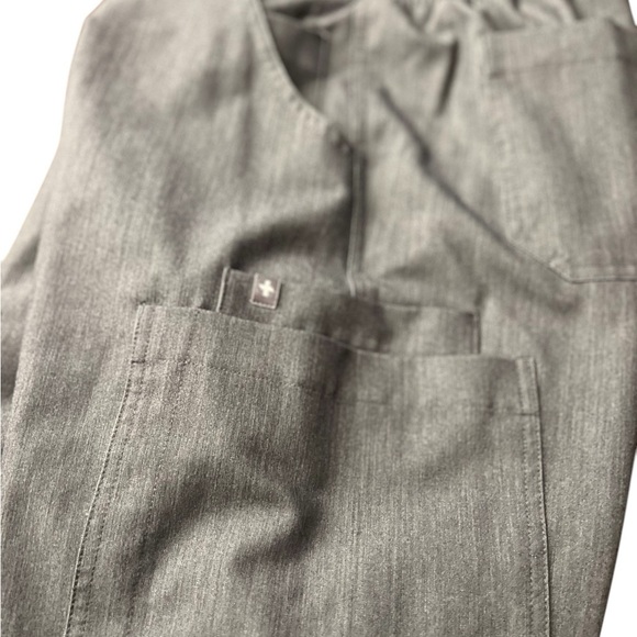 Figs Women's Gray Scrub Pants with lots of pockets size medium - Picture 11 of 12